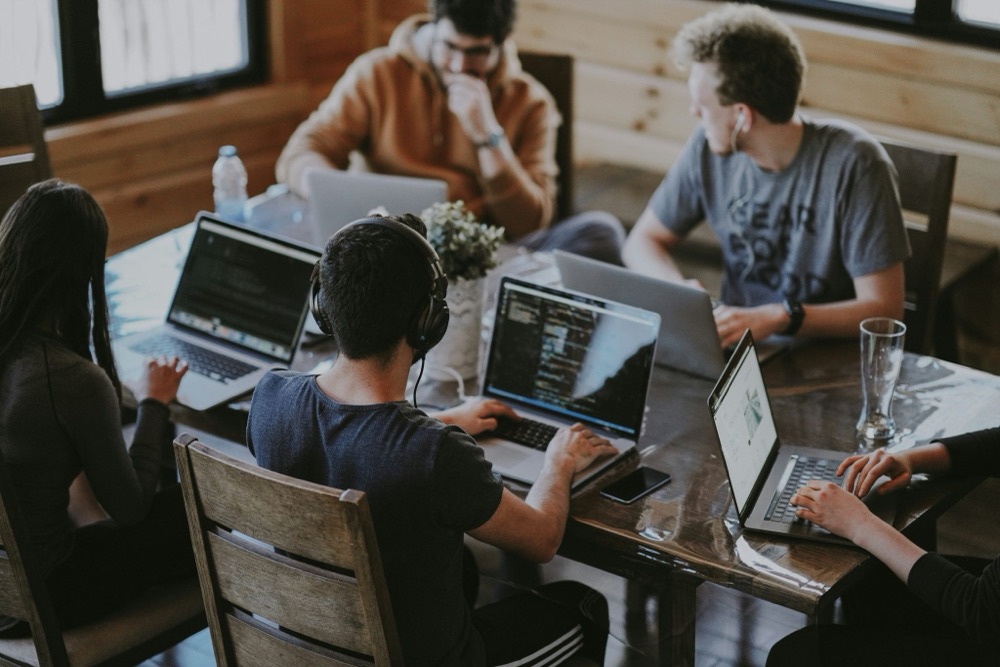 Équipe en train de travailler autour d'une table