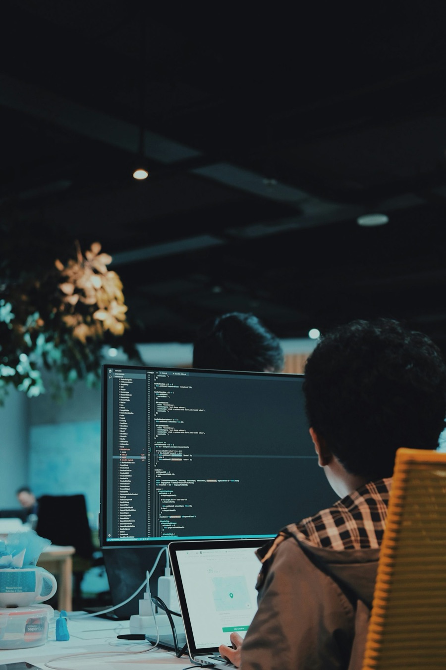 Développeur travaillant sur plusieurs écrans de code